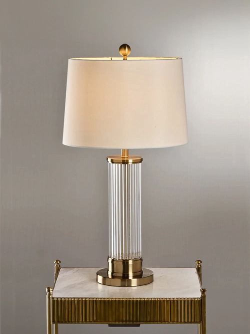 Abajur dourado Cona com base cil&iacute;ndrica de metal e vidro, c&uacute;pula branca, ideal para leitura em quartos, escrit&oacute;rios e escrivaninhas.