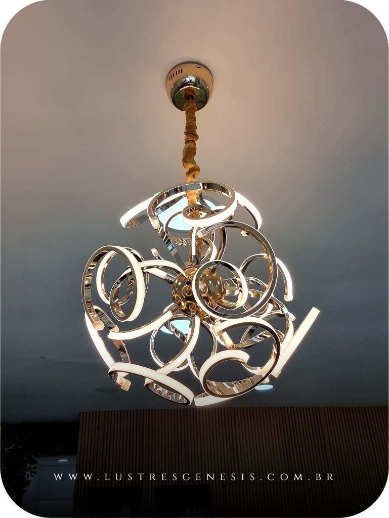 Lustre pendente moderno de LED Cosmos instalado no teto, com design circular e iluminação sofisticada. Lustres Gênesis loja online de Lustres e Iluminação Decorativa. 