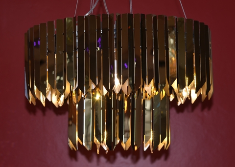 Lustre pendente moderno dourado pérola de 60cm iluminado em uma sala de jantar. Lustres Gênesis loja online de Lustres e Iluminação Decorativa