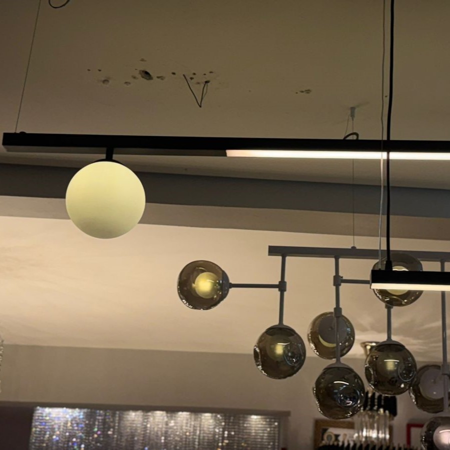 O Pendente Linear com Globos e LED Integrado &eacute; a defini&ccedil;&atilde;o de modernidade para projetos de ilumina&ccedil;&atilde;o. Com um design minimalista em preto fosco, esta pe&ccedil;a une a funcionalidade da ilumina&ccedil;&atilde;o linear de alta performance com o charme retr&ocirc; dos globos de vidro opalino.