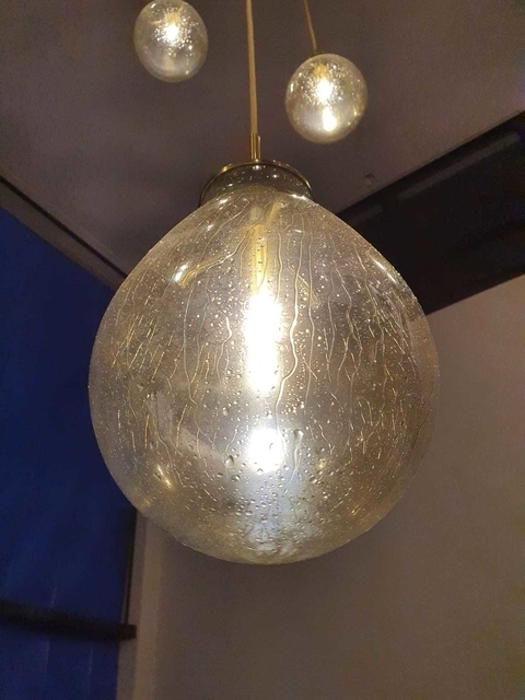 Luminária de teto pendente moderno com design em vidro acqua conhaque, ideal para sala de jantar e pé direito duplo. Lustres Gêneiss loja online de Lustres e Iluminação Decorativa