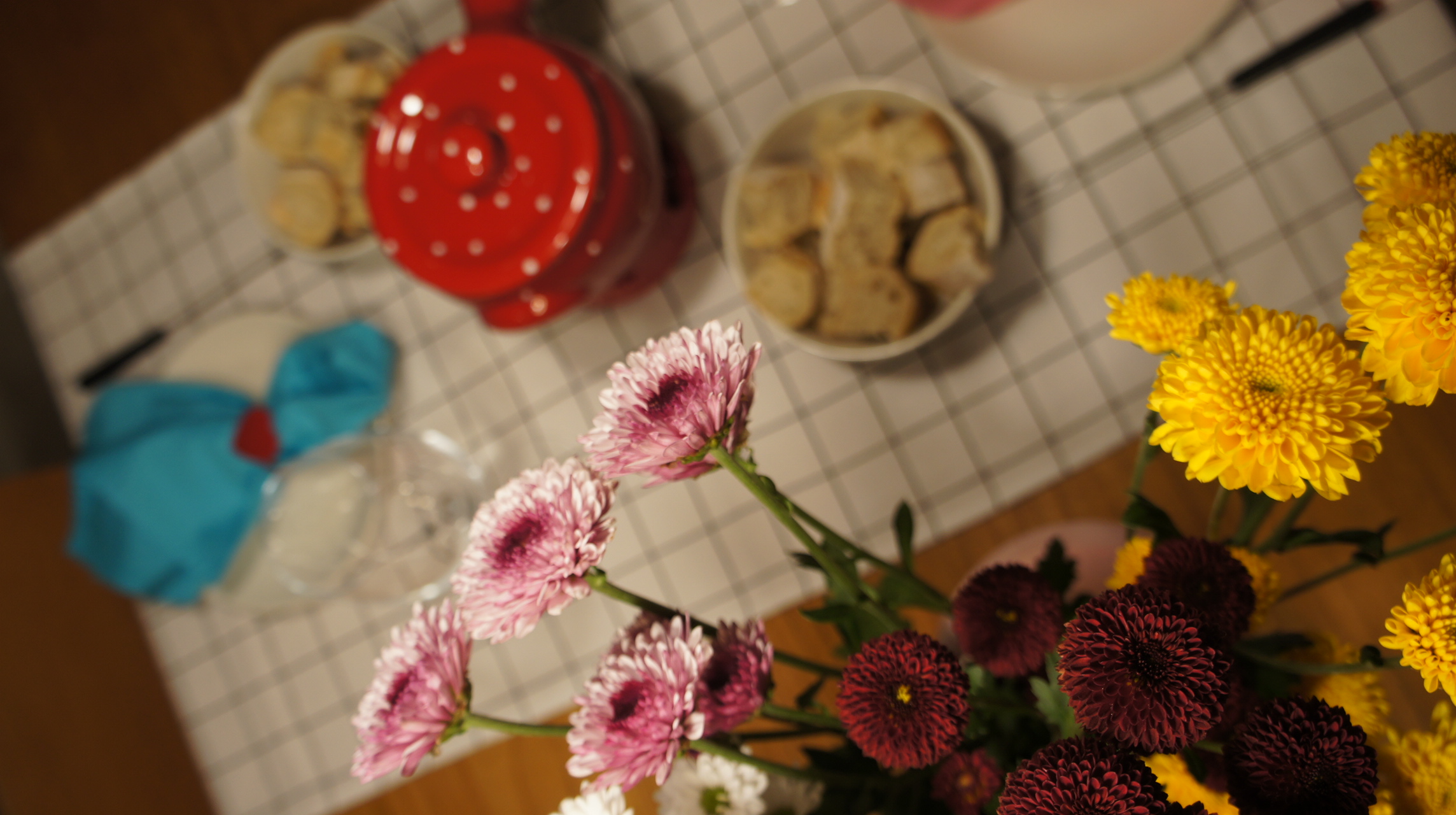 Flores coloridas ao lado da mesa posta romântica