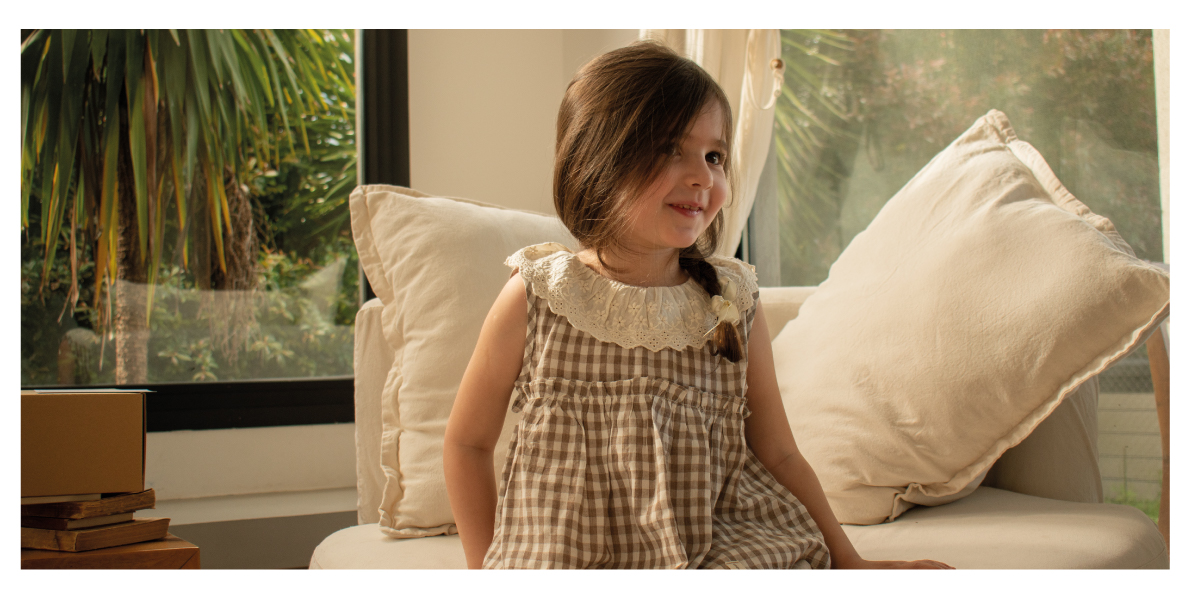 Ni&ntilde;a con vestido a cuadros de la colecci&oacute;n primavera verano Anavana, ropa infantil por mayor