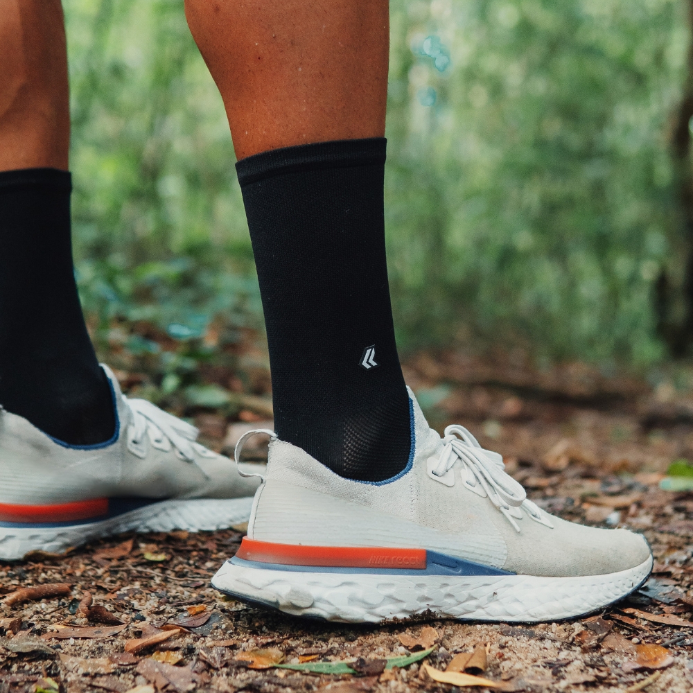 Close-up do trilho coberto de folhas