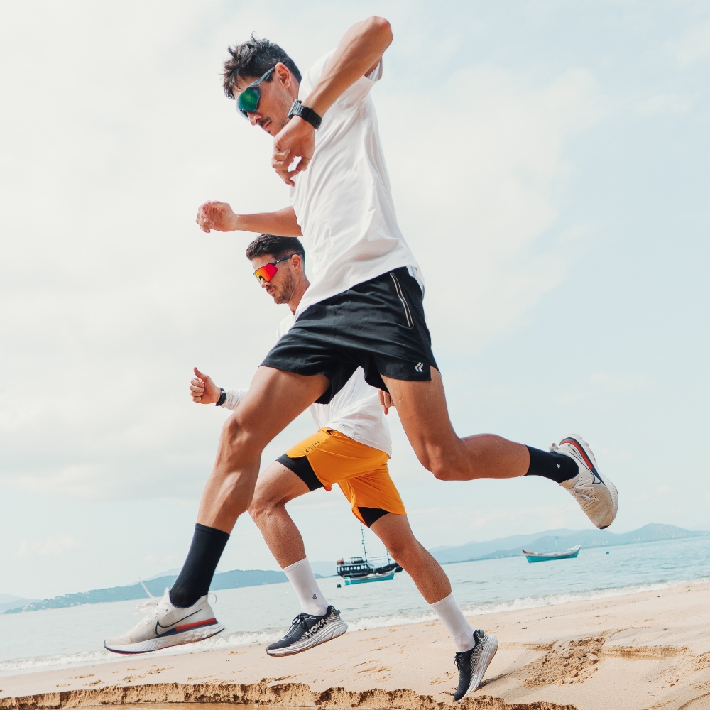 Corredor na praia usando meia branca KLURK