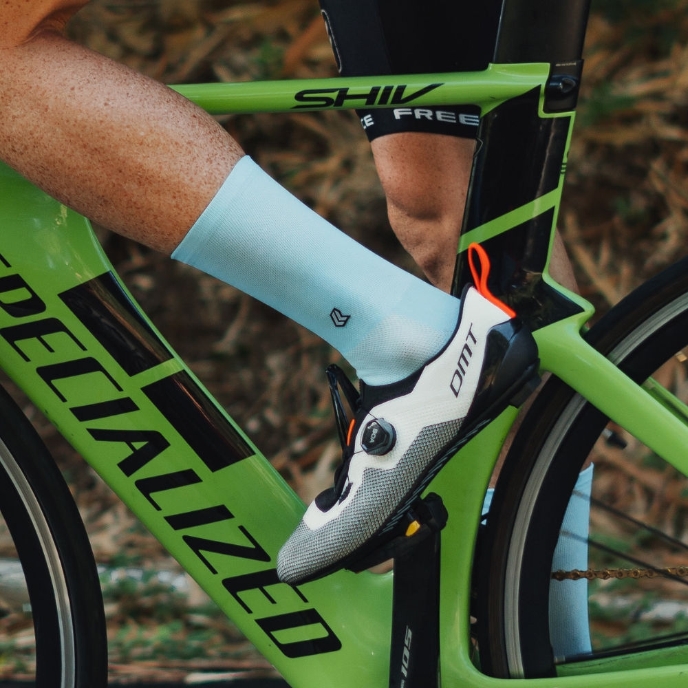 Ciclista ajustando meias rosa KLURK