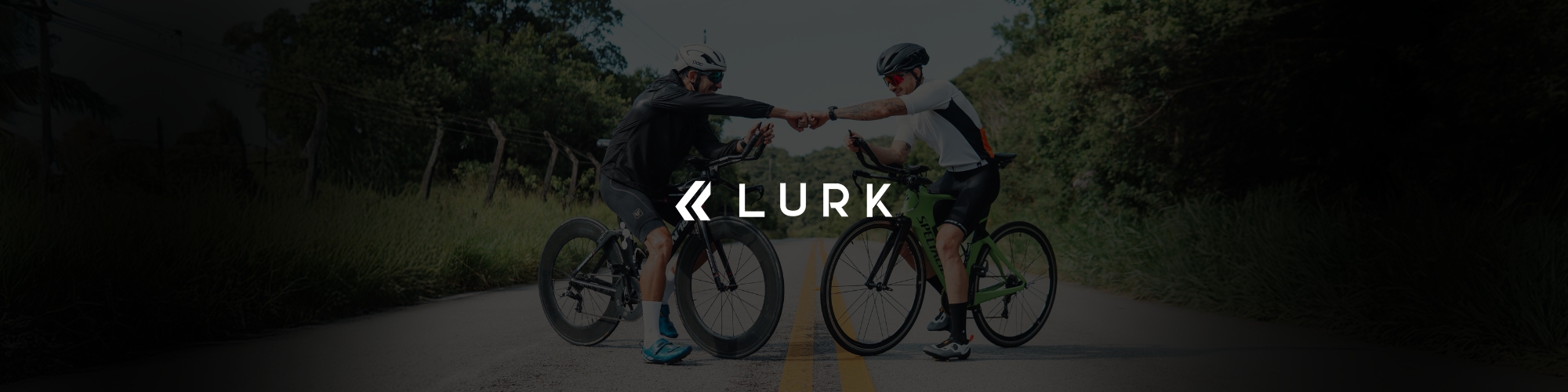 Quatro corredores usando meias LURK