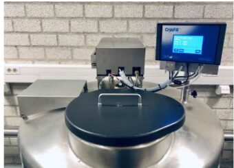 Controlador instalado sobre vaso criog&ecirc;nico de a&ccedil;o inoxid&aacute;vel