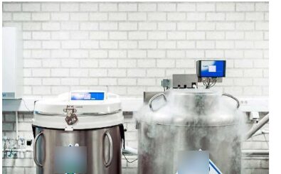 Dois vasos criog&ecirc;nicos em biobanco com controladores de n&iacute;vel