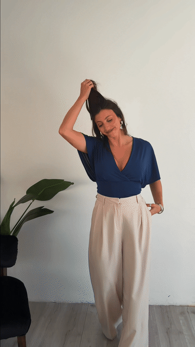 Blusa Vitta azul en crepe elastizado, escote V cruzado y lazo a la cintura