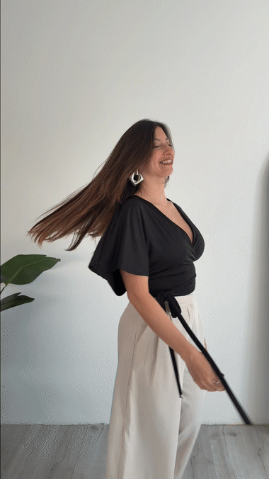 Blusa Vitta azul en crepe elastizado, escote V cruzado y lazo a la cintura