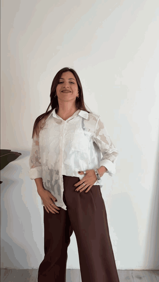Camisa Luna de devor&eacute; con relieve 3D: abotonada al frente, cuello entretelado y pu&ntilde;os