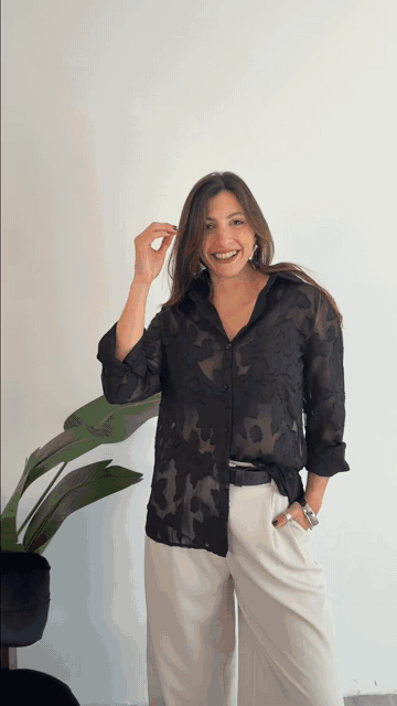 Camisa Luna de devoré con relieve 3D: abotonada al frente, cuello entretelado y puños