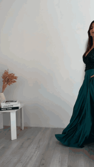 Maxi Falda HANSEN Verde Esmeralda en movimiento