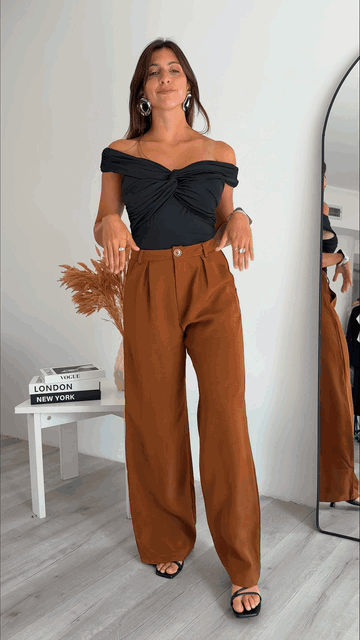 Pantal&oacute;n Toffy Mocca en movimiento