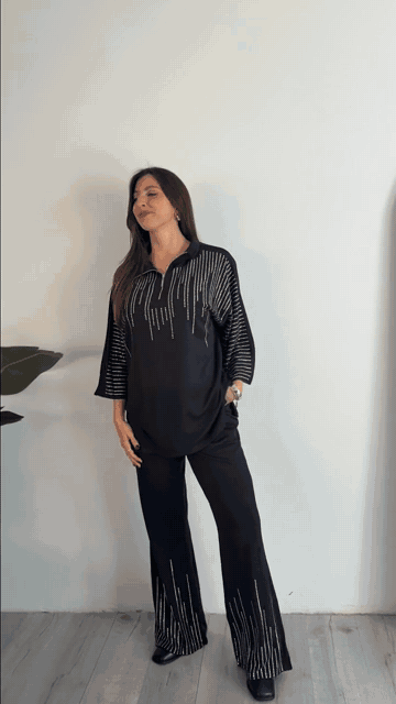 Set Lia de twill premium con strass: buzo cuello alto con cierre met&aacute;lico y pantal&oacute;n con el&aacute;stico en la cintura