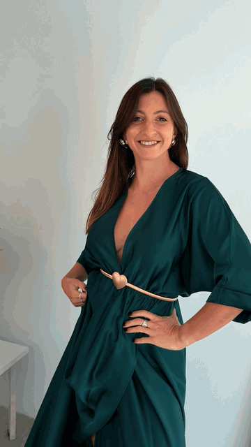 Vestido NICOLE Verde Esmeralda en movimiento