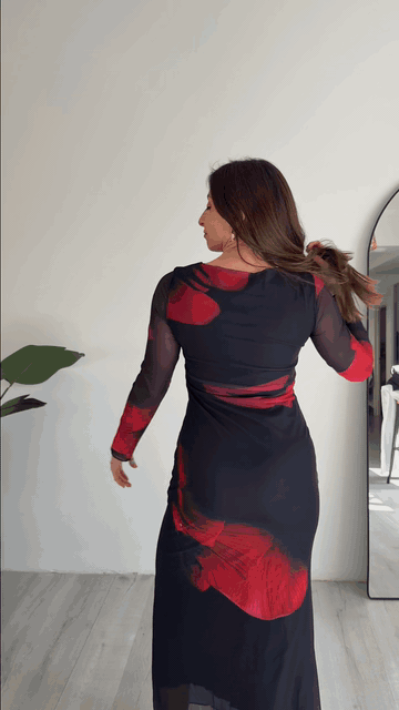 Vestido Olivia largo en microtul elastizado rojo, mangas transparentes y frunces laterales
