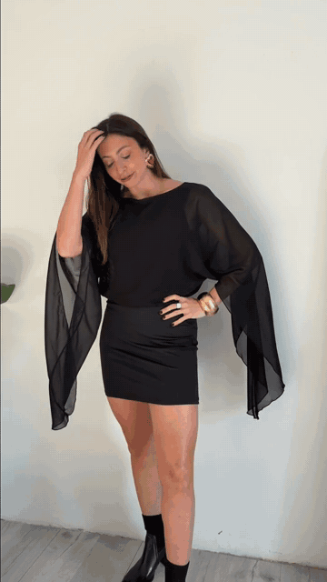 Vestido Zoe en lycra elastizada con capa de gasa superpuesta y mangas amplias estilo murci&eacute;lago irregulares