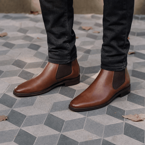 Bota Chelsea 9055 marr&oacute;n en movimiento