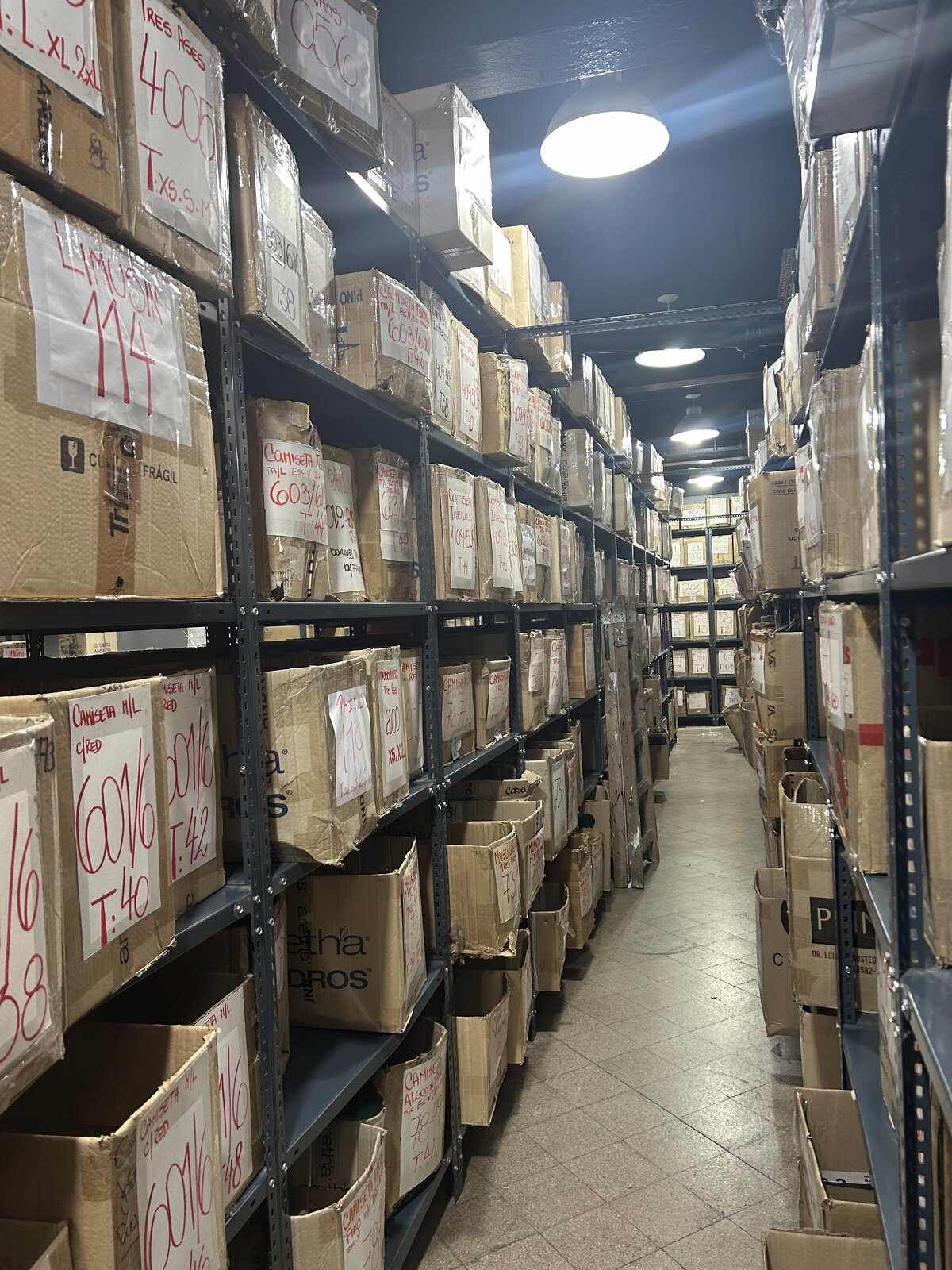 Estanter&iacute;as del dep&oacute;sito con stock ordenado por talle