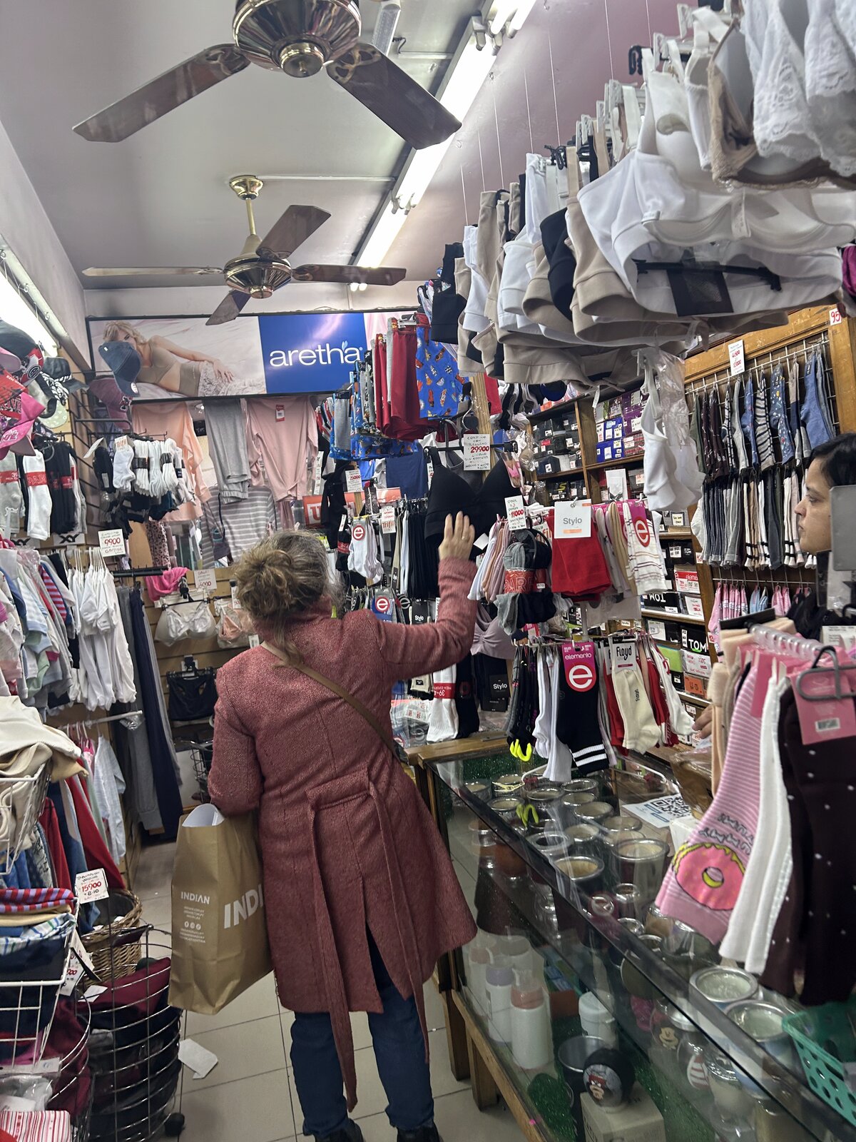 Atenci&oacute;n personalizada en el sal&oacute;n de ventas