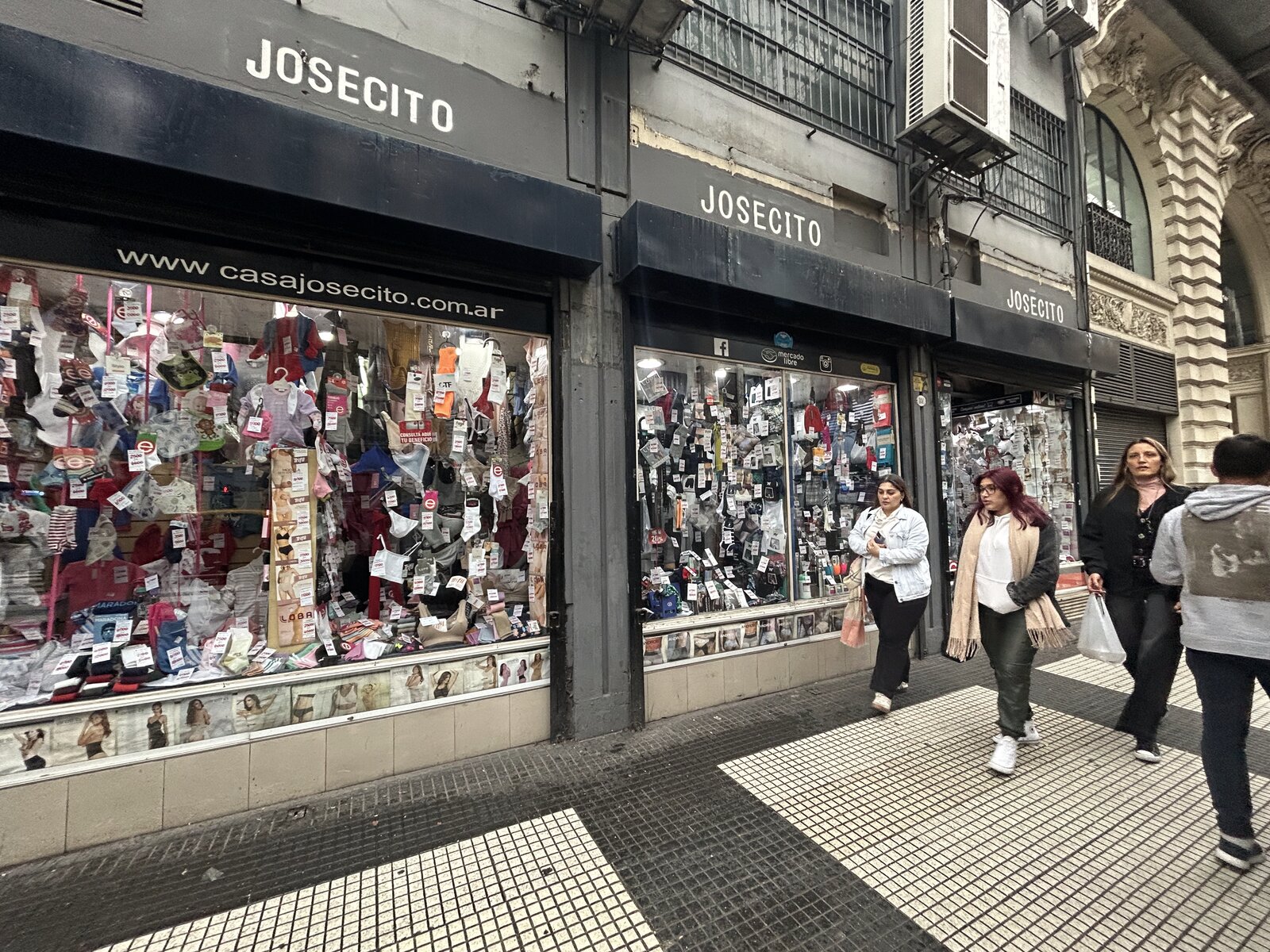 Cuadra de Av. de Mayo con el local Casa Josecito