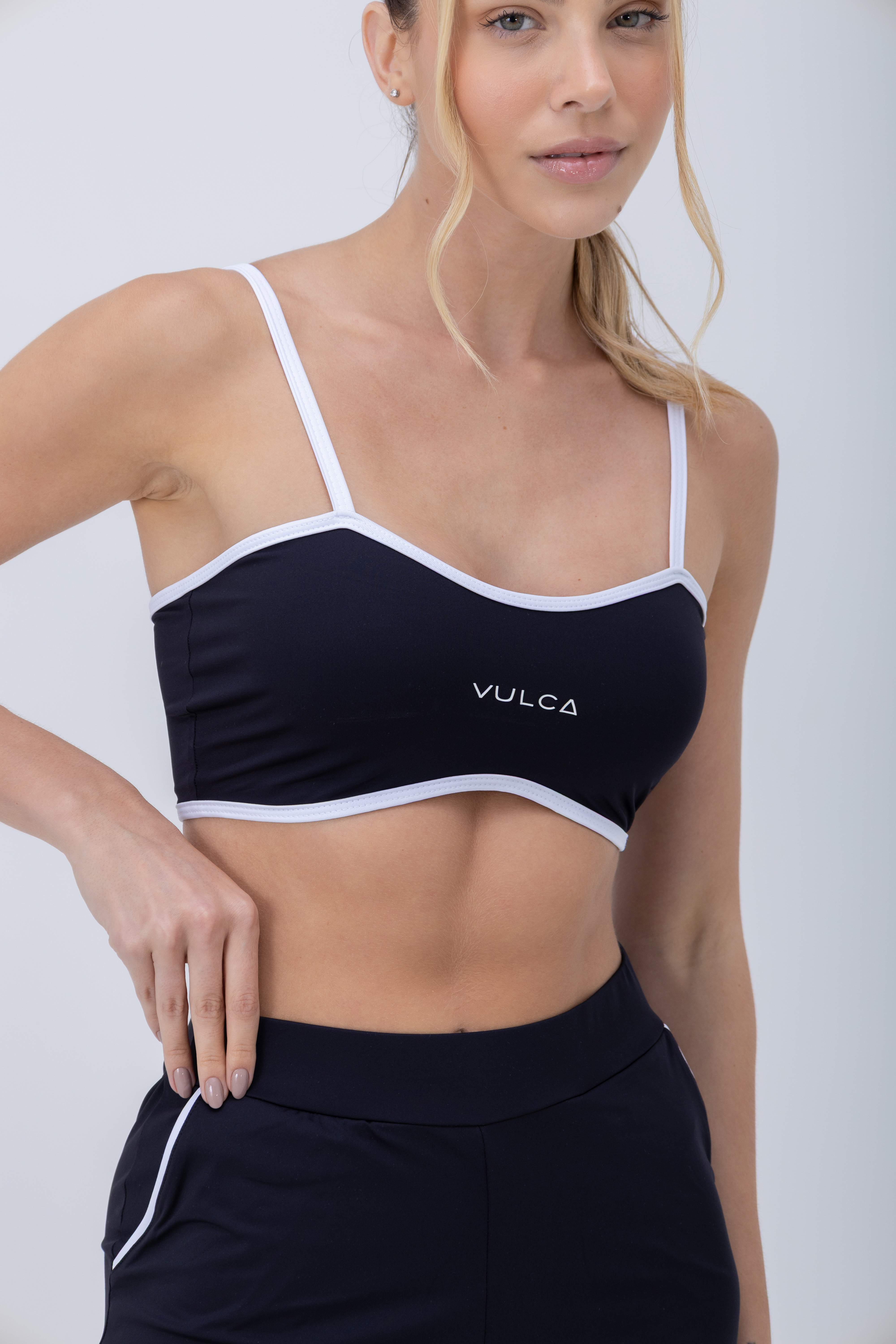 Top Biquíni Match preto em vista frontal, em uso na quadra