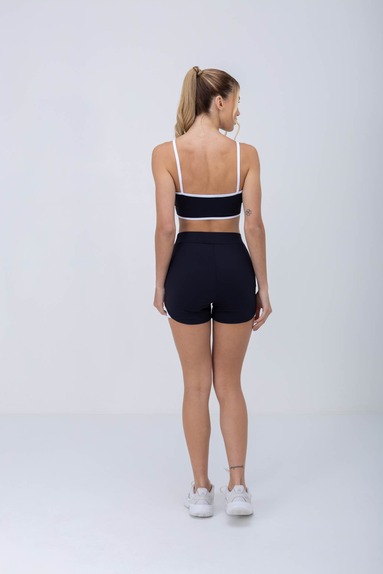 Top Biquíni Match preto em vista frontal, em uso na quadra