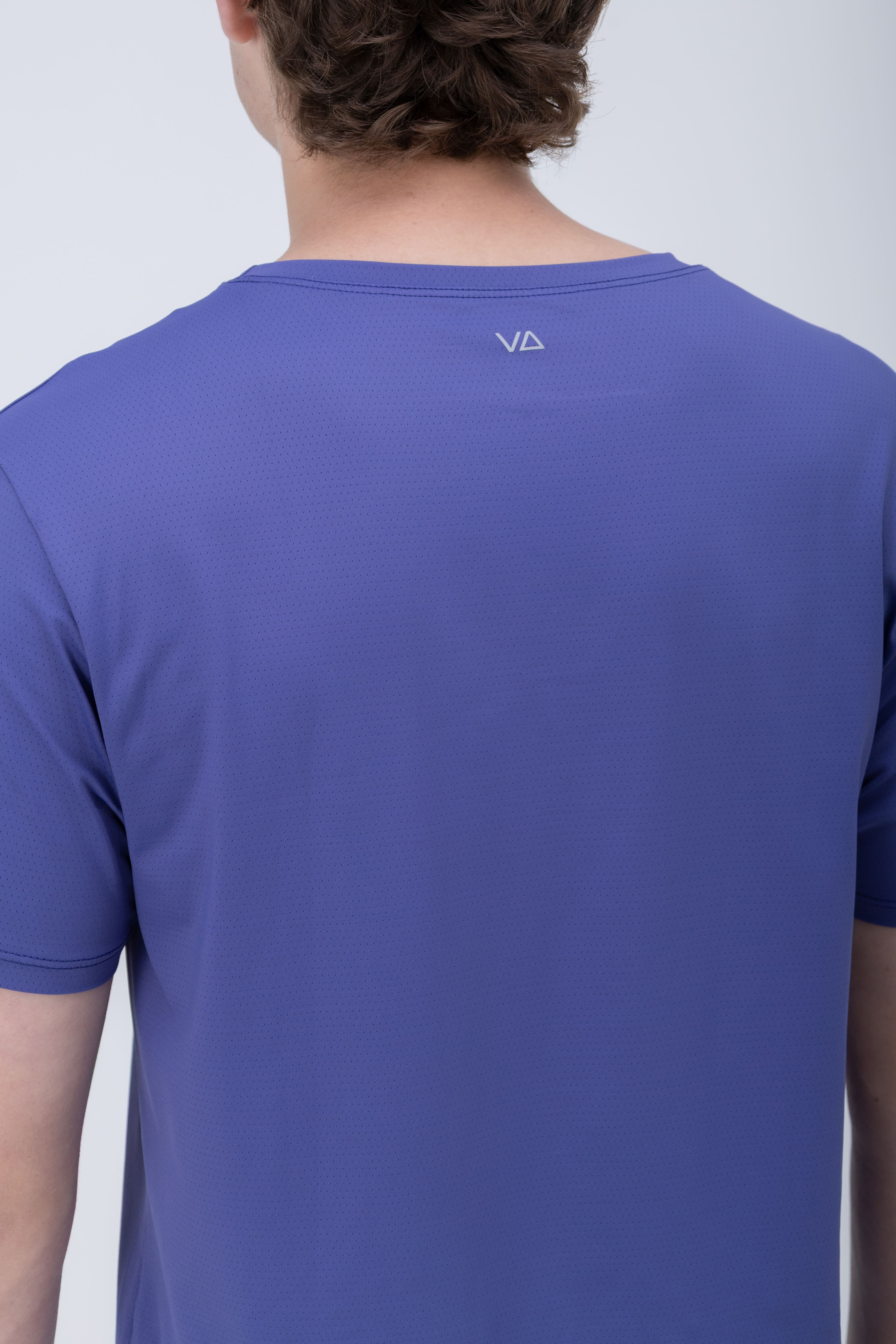 Camiseta Vulca Pulse em est&uacute;dio, evidenciando o design clean e caimento leve