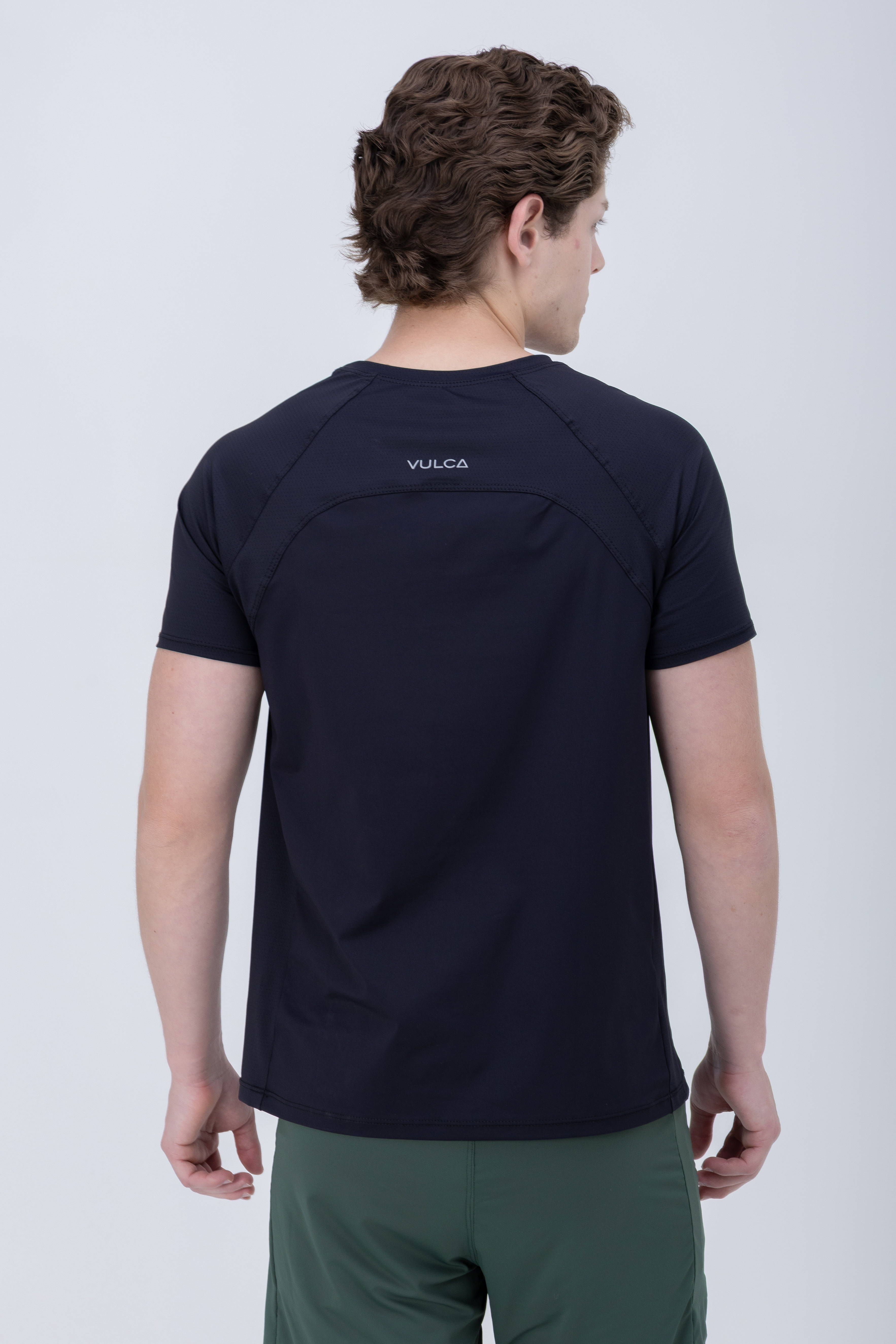 Close da Camiseta Vulca Set Preta em uso, destacando caimento e detalhes do tecido