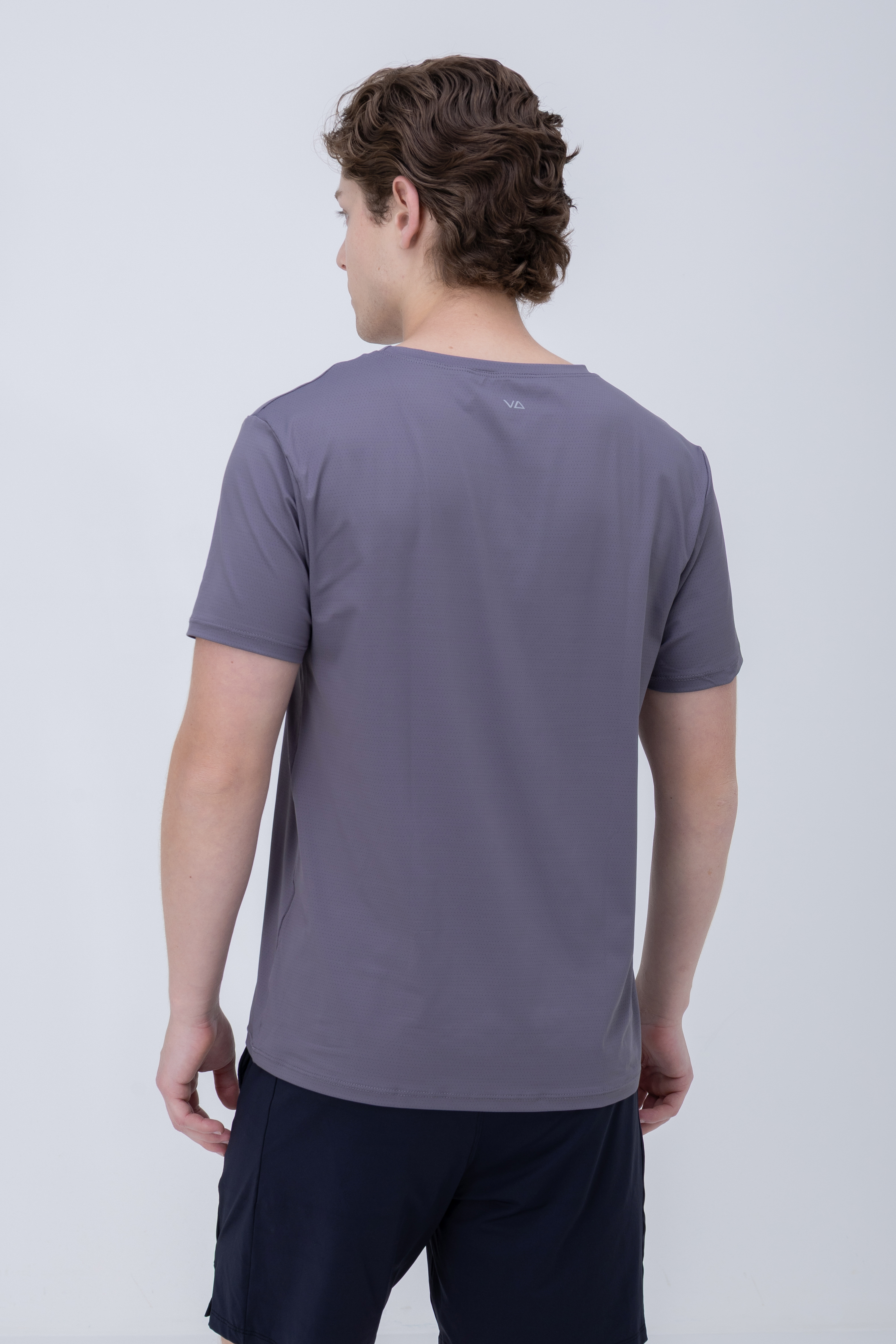 Camiseta Vulca Pulse em est&uacute;dio, evidenciando o design clean e caimento leve