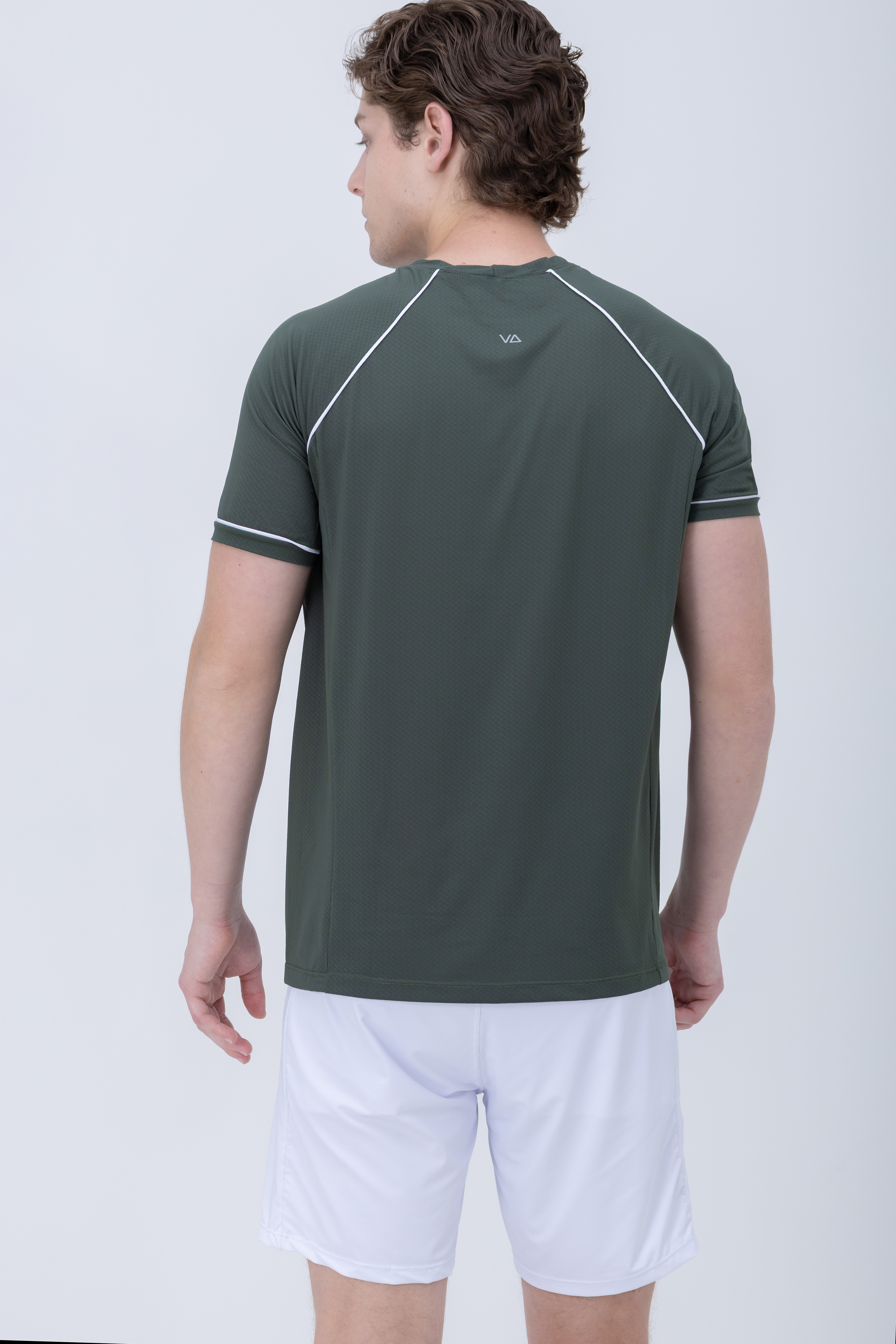 Camiseta Vulca Champion em est&uacute;dio, evidenciando z&iacute;per frontal e caimento moderno