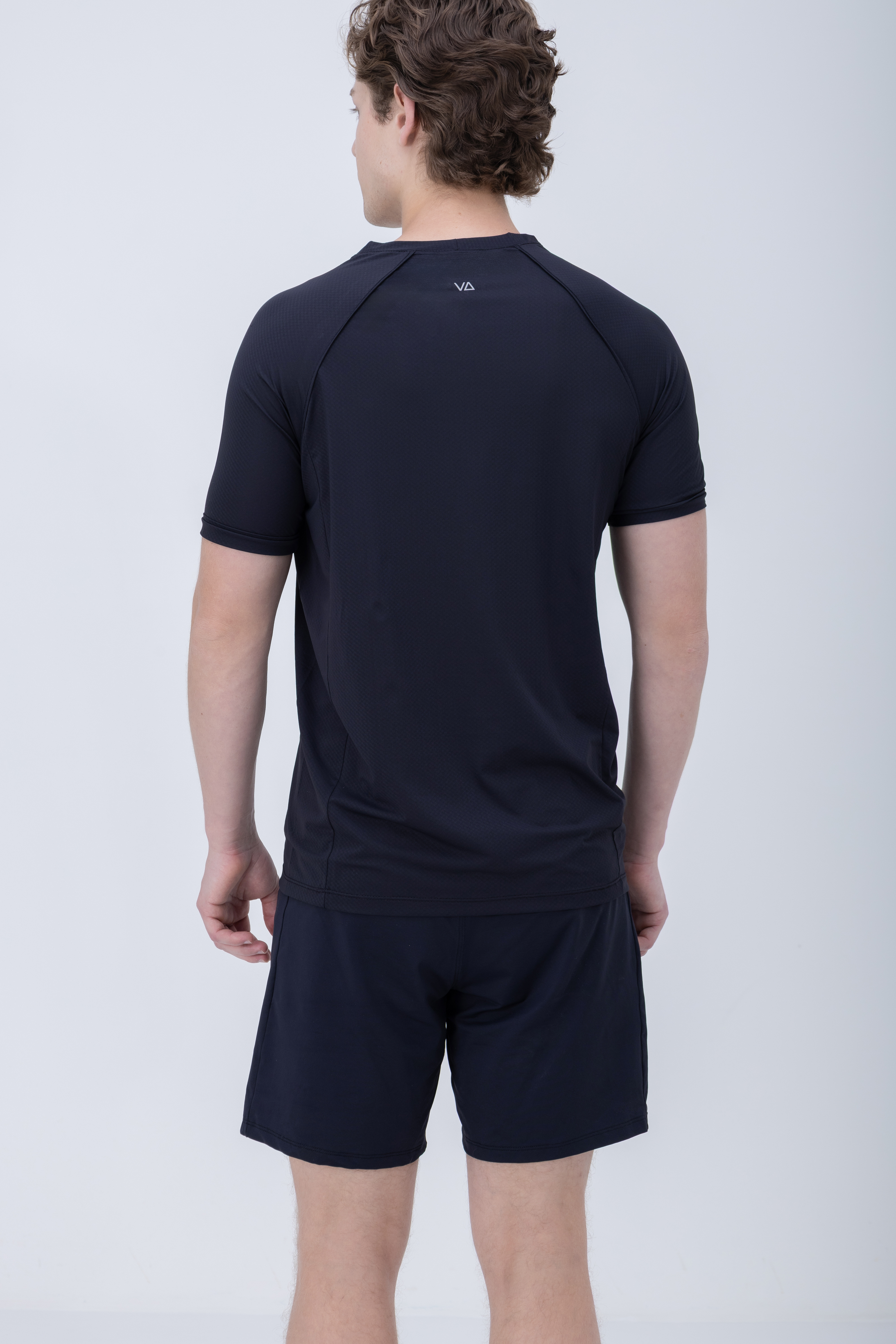 Camiseta Vulca Ace em est&uacute;dio, evidenciando filetes e caimento esportivo