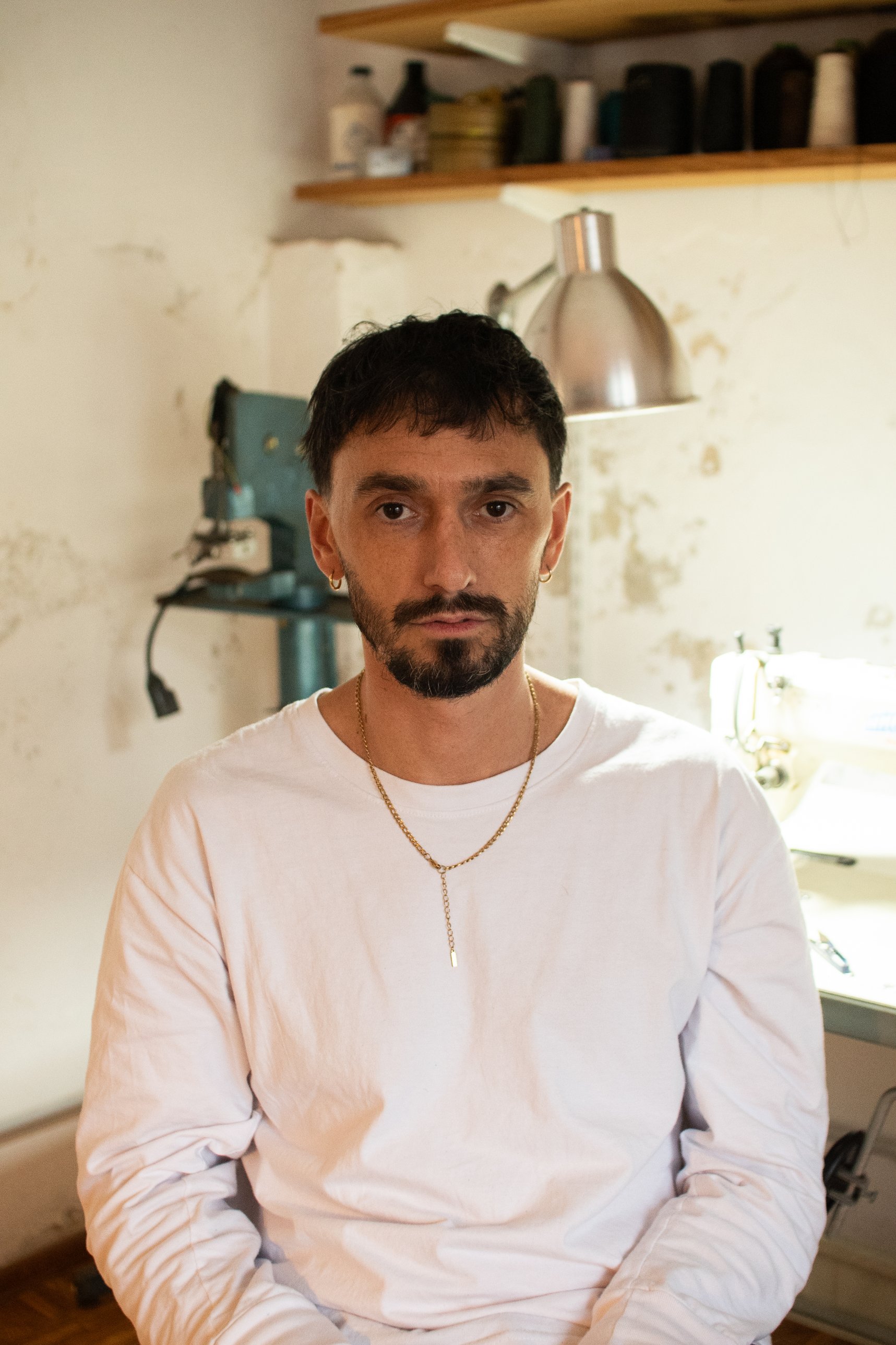 Marcelo, fundador de Bastardo, en su taller de Chacarita