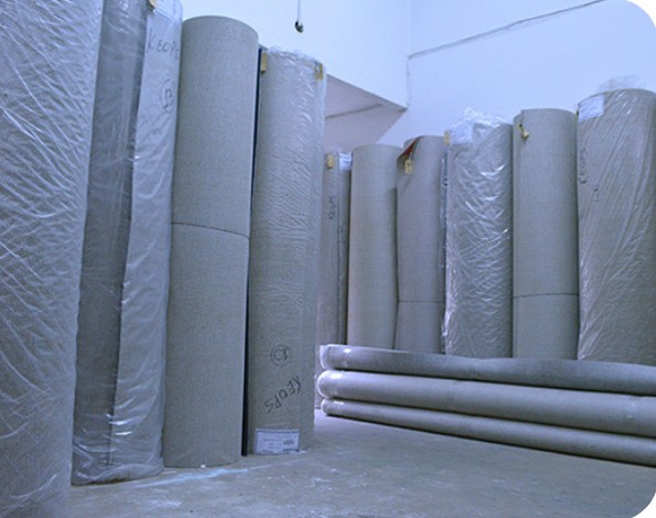 Rollos de alfombra en depósito