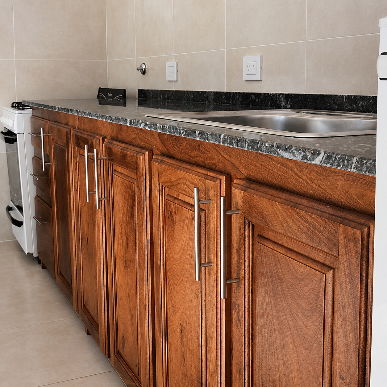 Cocina de algarrobo macizo a medida instalada por Moblatti