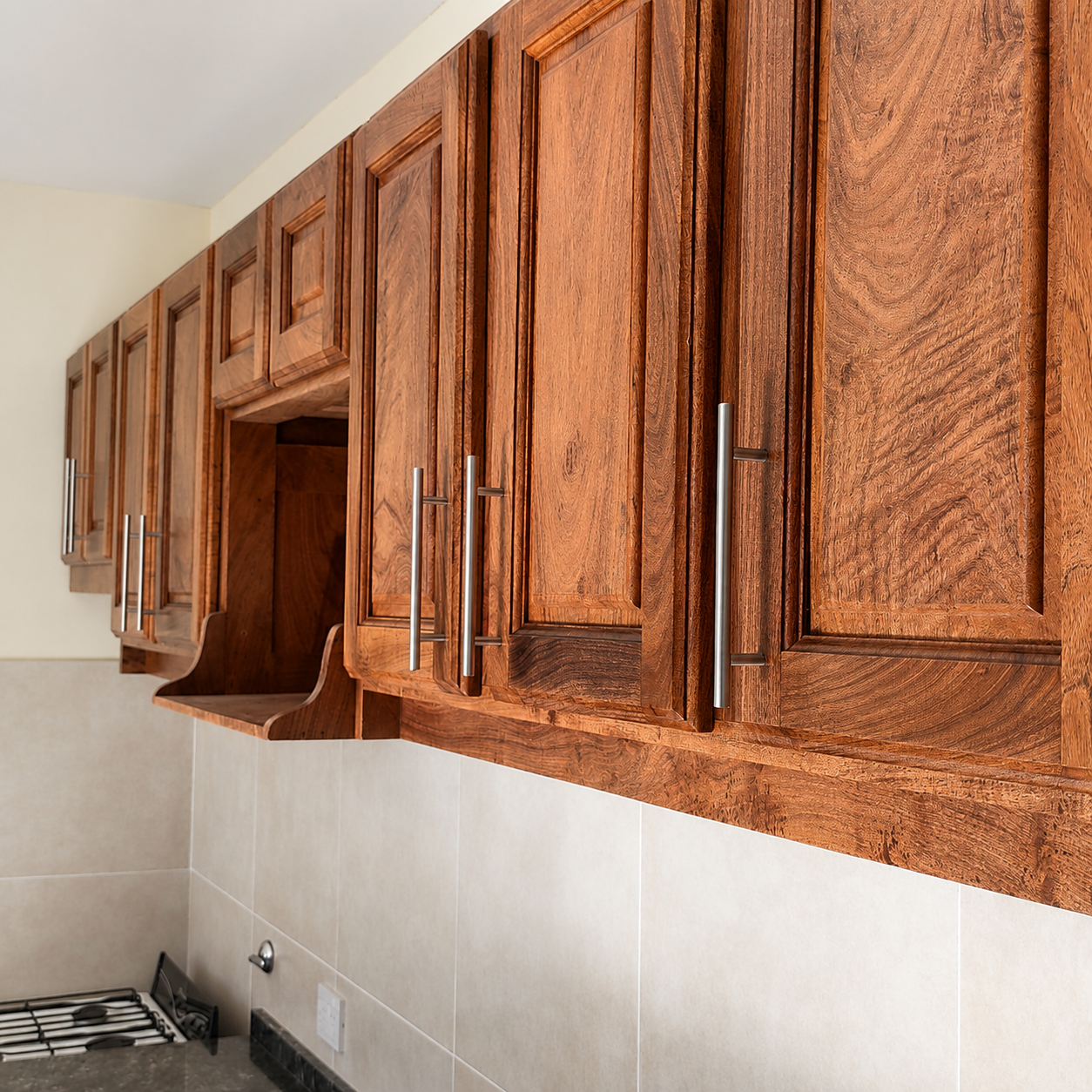 Proyecto de cocina de algarrobo a medida Moblatti