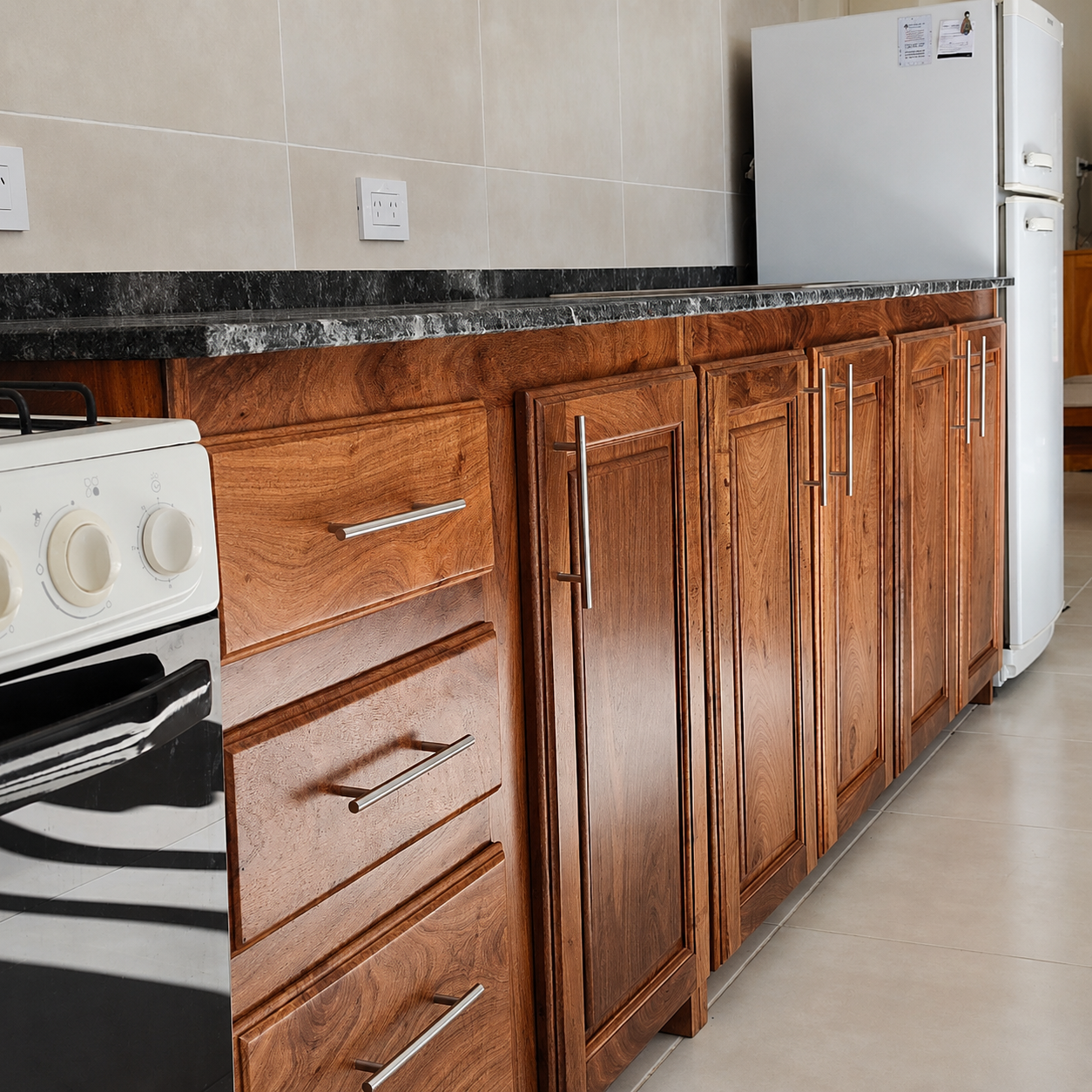 Amoblamiento de cocina de algarrobo con bajo mesada y alacenas
