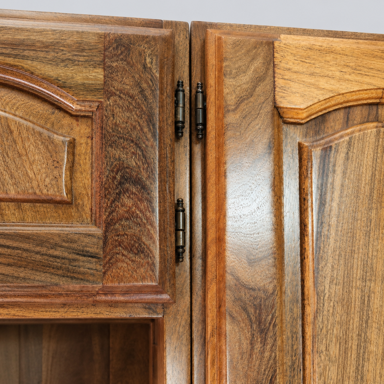 Detalle de fabricaci&oacute;n en mueble de cocina de algarrobo