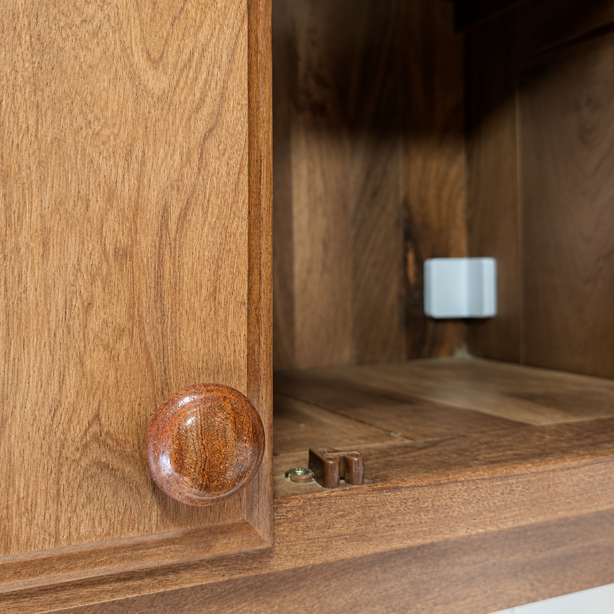Detalle de tirador y madera de algarrobo