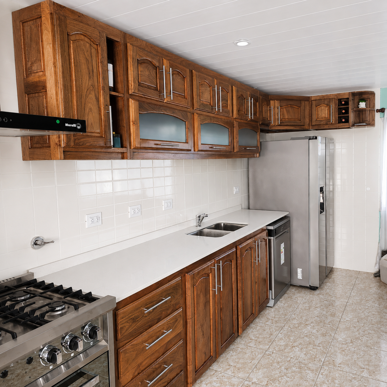 Cocina de algarrobo instalada vista desde un primer ángulo