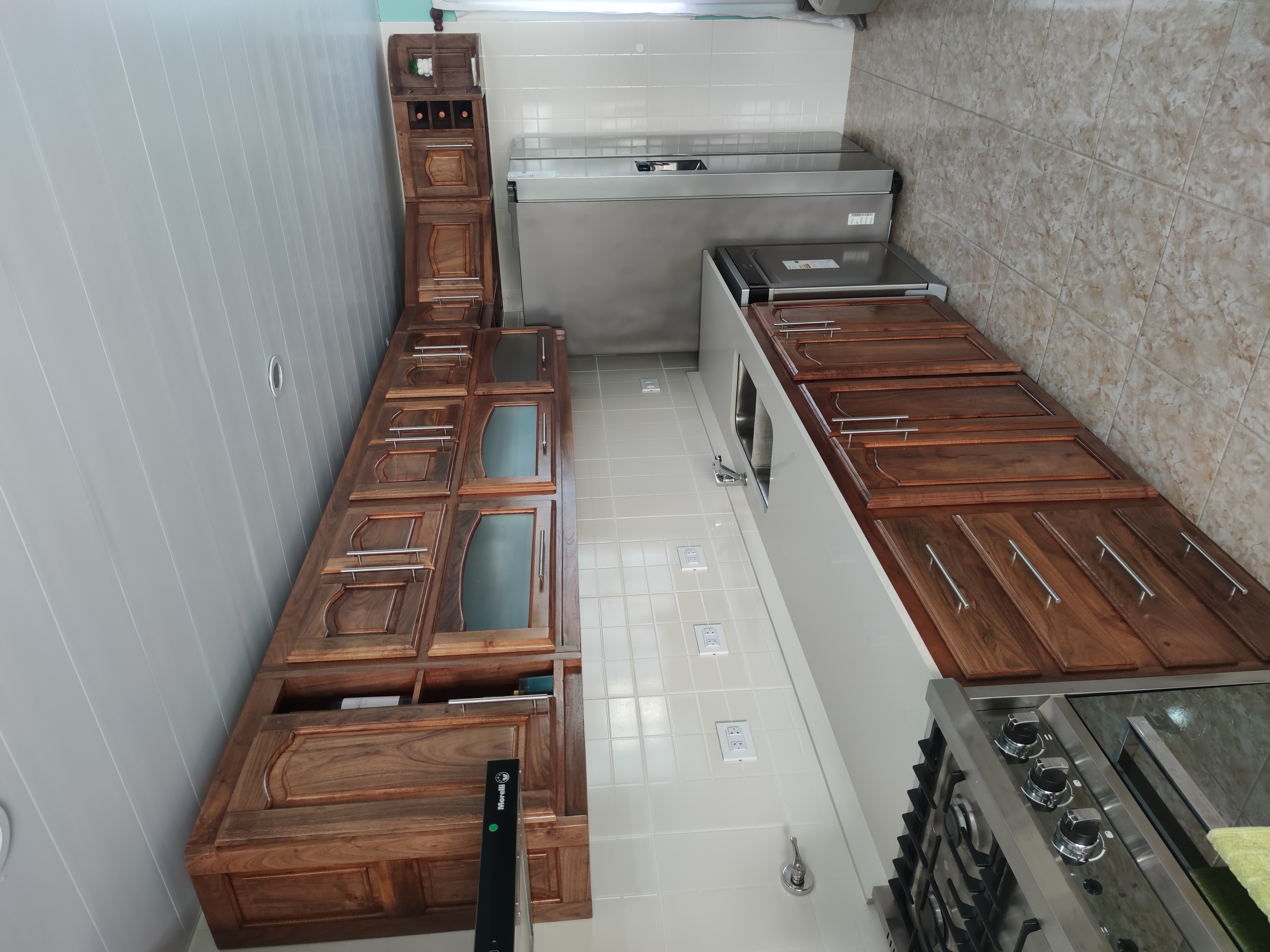 Cocina de algarrobo instalada vista desde un primer &aacute;ngulo