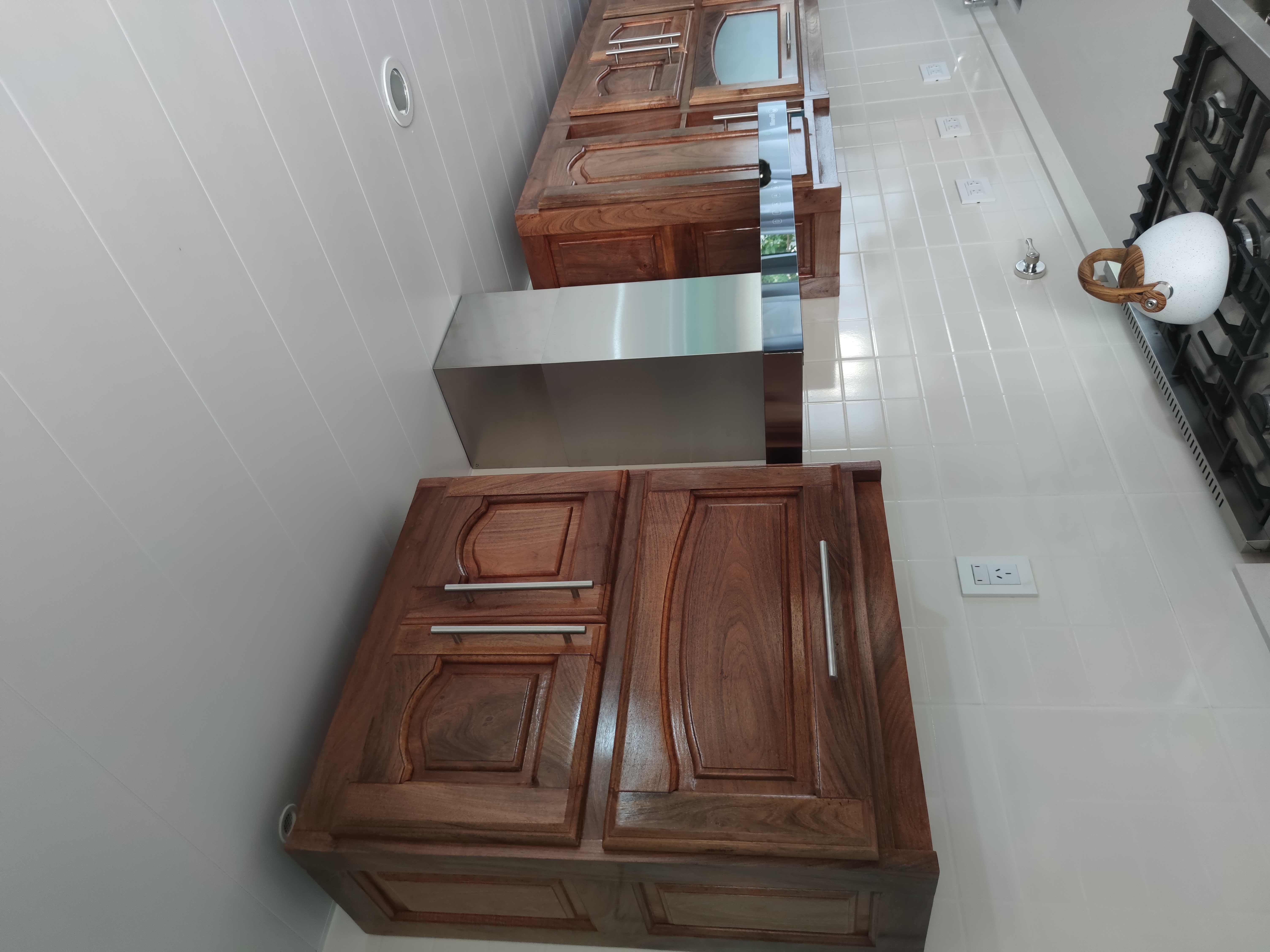 Cocina de algarrobo instalada vista desde un segundo &aacute;ngulo