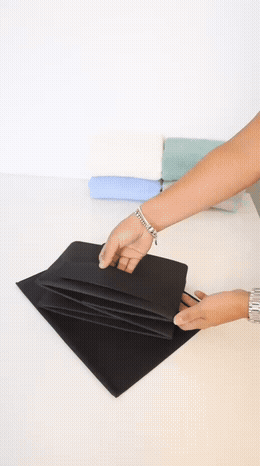 Doblando una prenda en pocos movimientos sobre la mesa