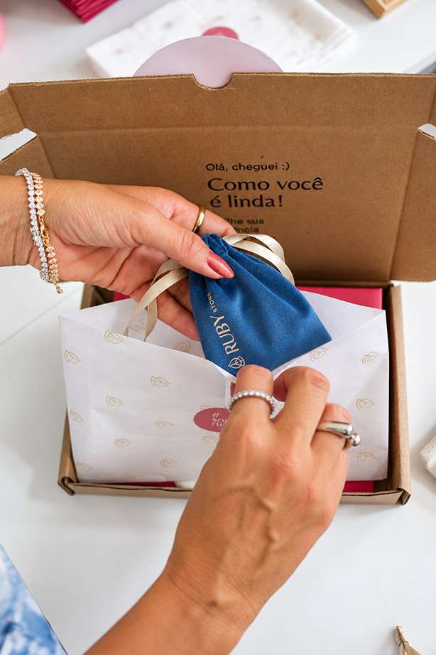 Saquinho de veludo e detalhes da embalagem Ruby Store