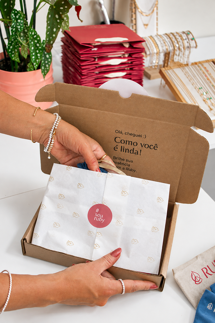 Embalagem Ruby Store pronta para acompanhar sua próxima história