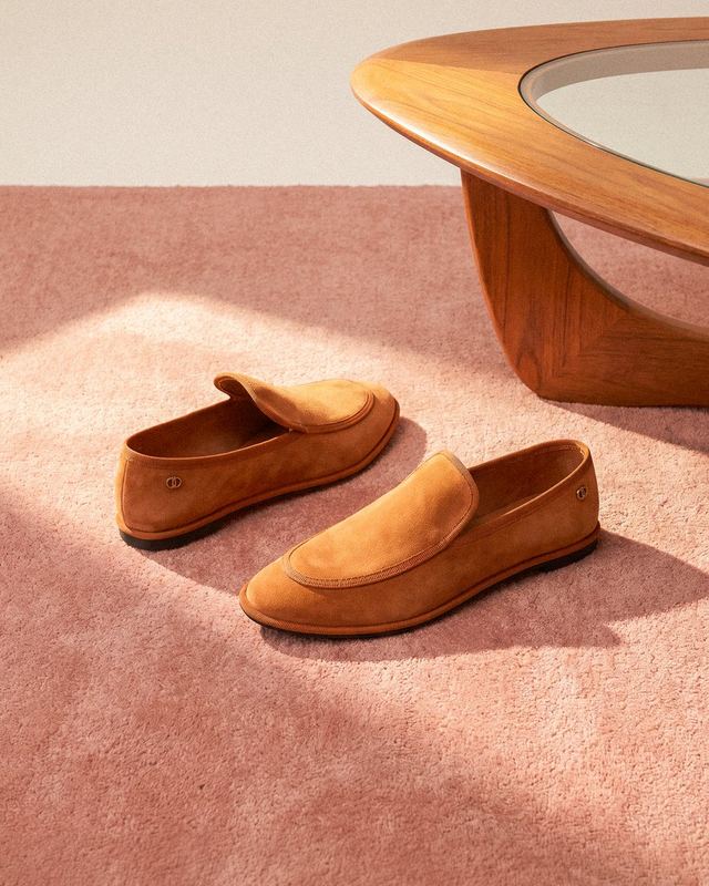 Mocasines de gamuza suela sobre alfombra rosada