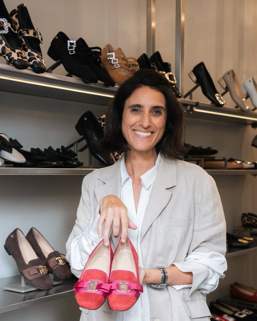 Gapsi en el local de Aurora Alfonso, con un par de mocasines rojos en la mano