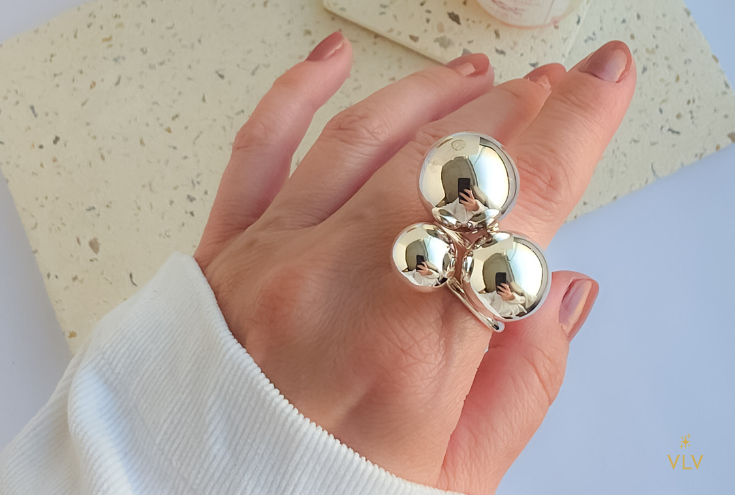 Coleção Essenza, joias autorais em prata 925 e 950. Anéis, brincos e colares minimalistas e sofisticados.